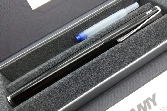 Раскрытая коробка перьевой ручки LAMY Studio Piano Black, показывающая содержимое.