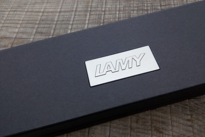 Закрытая коробка перьевой ручки LAMY Studio Piano Black крупным планом.