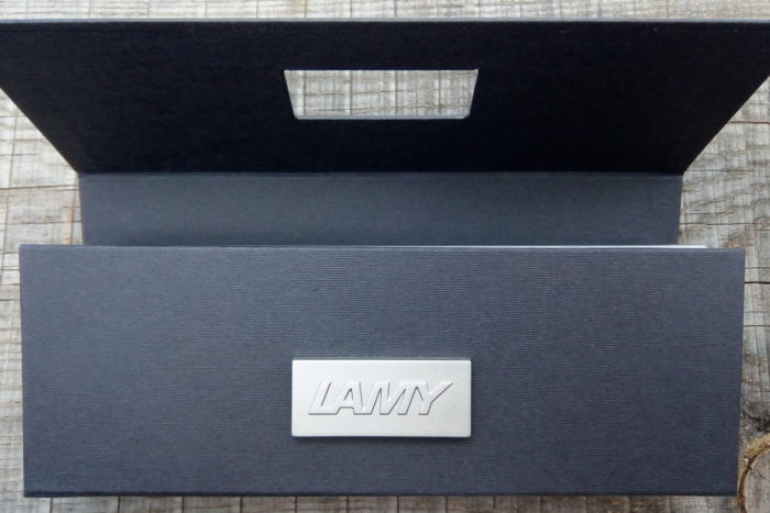 Раскрытая коробка от ручки LAMY Studio Piano Black