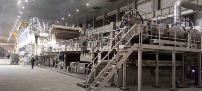 Фотография огромной бумагоделательной машины на Сегежском ЦБК