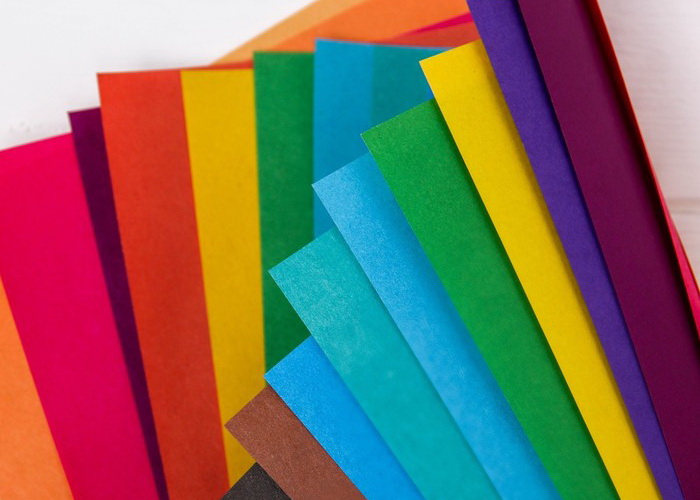 На изображении красиво разложенный веер из цветных бумаг